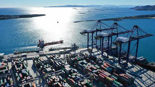 Ταχεία μεταφορά σιδηροδρόμων και θάλασσα που στέλνουν την Κίνα στη Ρωσία